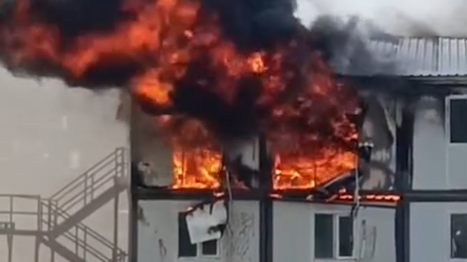 Video thumbnail for Fire engulfs earthquake housing site in Turkiye