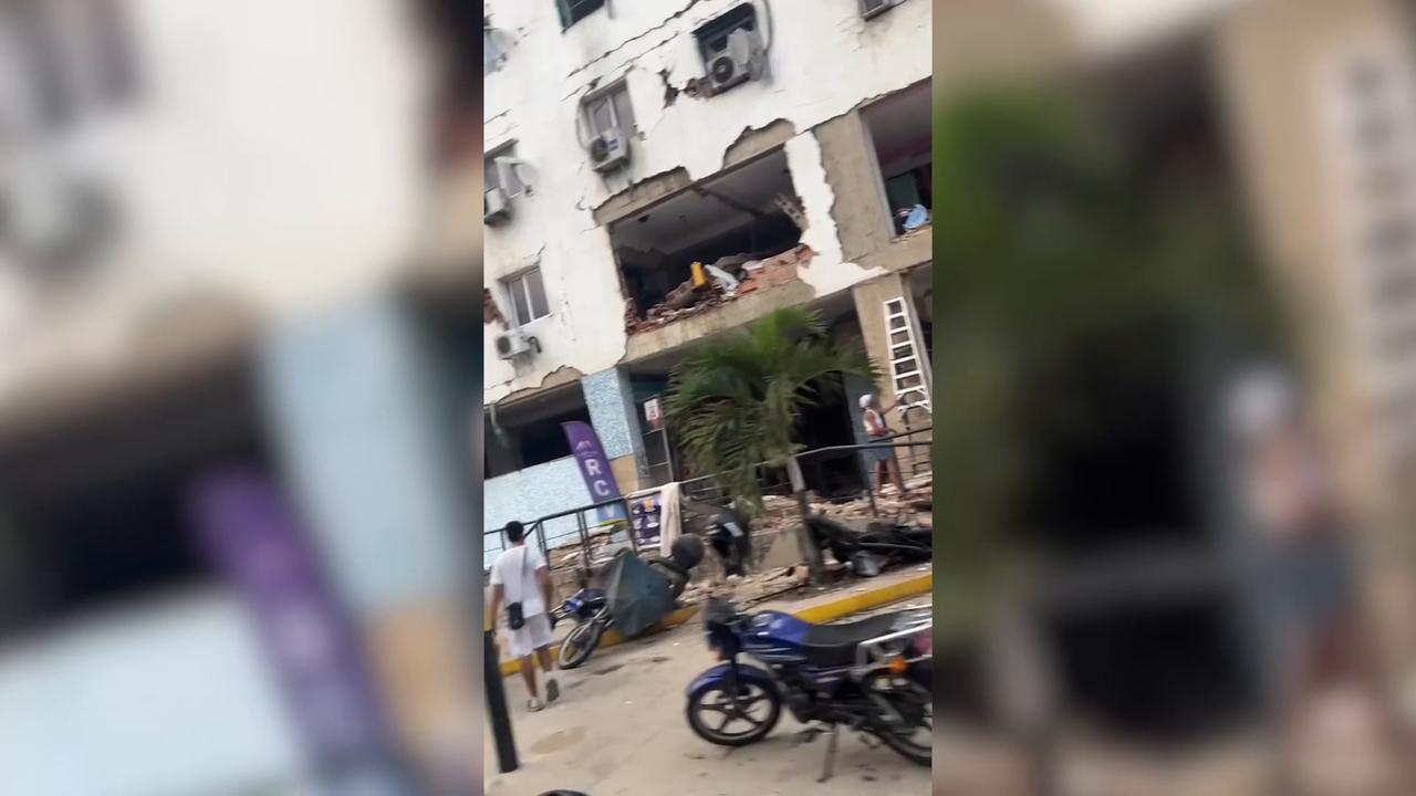 Video thumbnail for Venezuela: Rescuers pull survivors from collapsed buildings after Venezuela earthquakes (2).