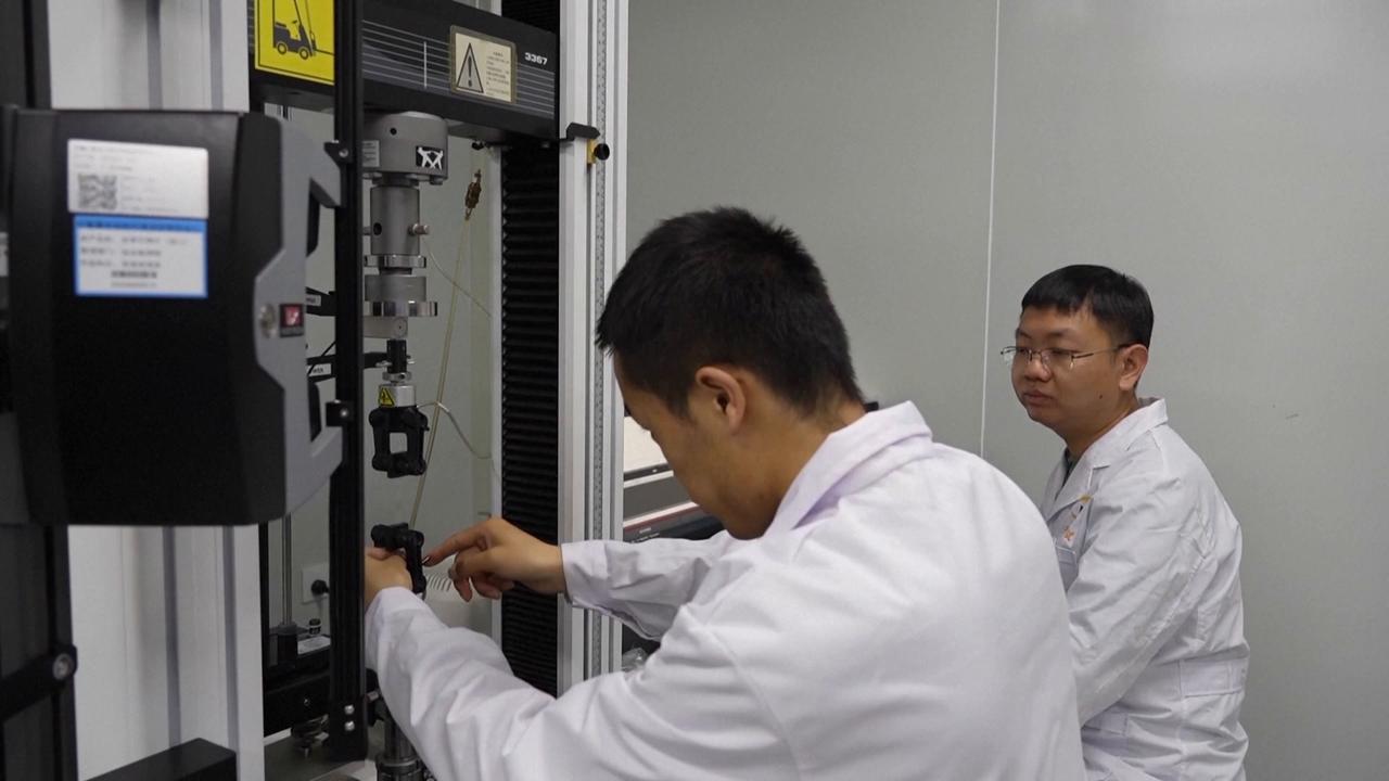 Video thumbnail for China: Heat forges high-temperature testing industry in northwest China.