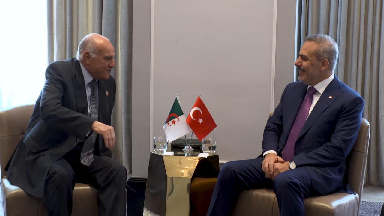 Video thumbnail for Jordan: Turkish foreign minister meets Algerian counterpart in Amman.