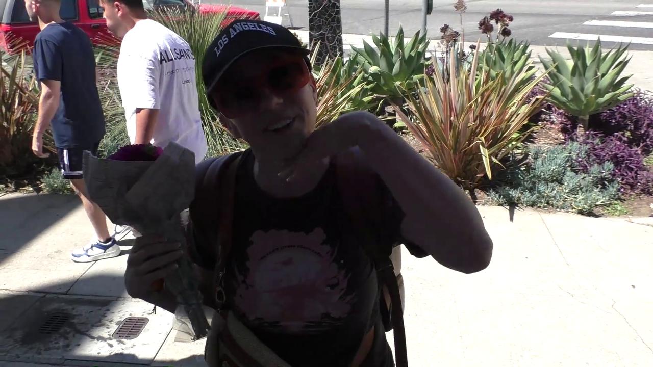 Video thumbnail for RAW Video: Celebrites Shopping At The Farmers Market 1/3.