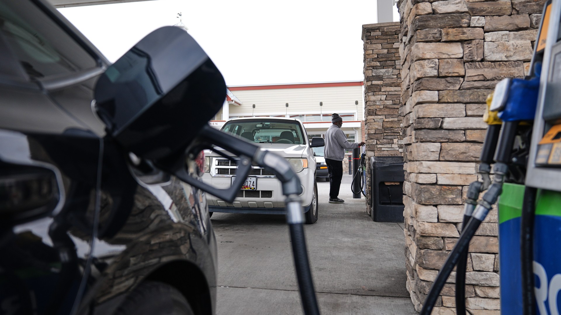 Video thumbnail for White House pushes for E15 fuel sales year-round in bid to lower fuel prices