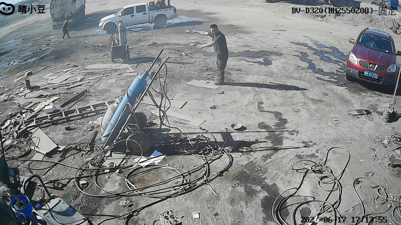 Video thumbnail for Worker Knocked Down by High-Pressure Hose at Tire Shop