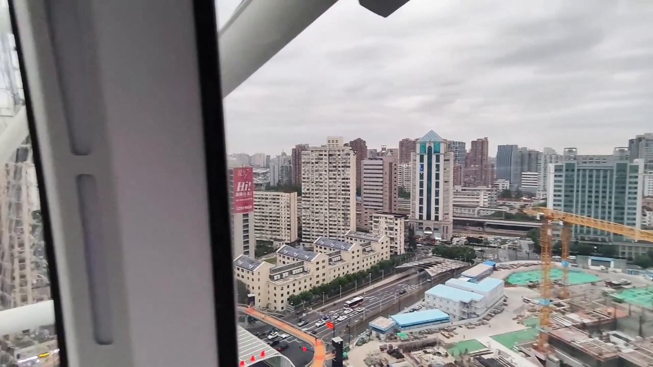 Video thumbnail for China: China First Cantilever Rooftop Ferris Wheel.