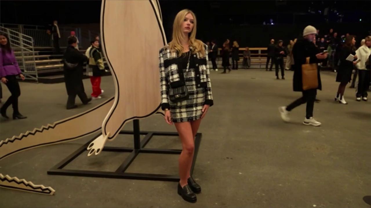 Video thumbnail for UNCAPTIONED: Gwyneth Paltrow 'so proud' of daughter Apple ahead of graduation.