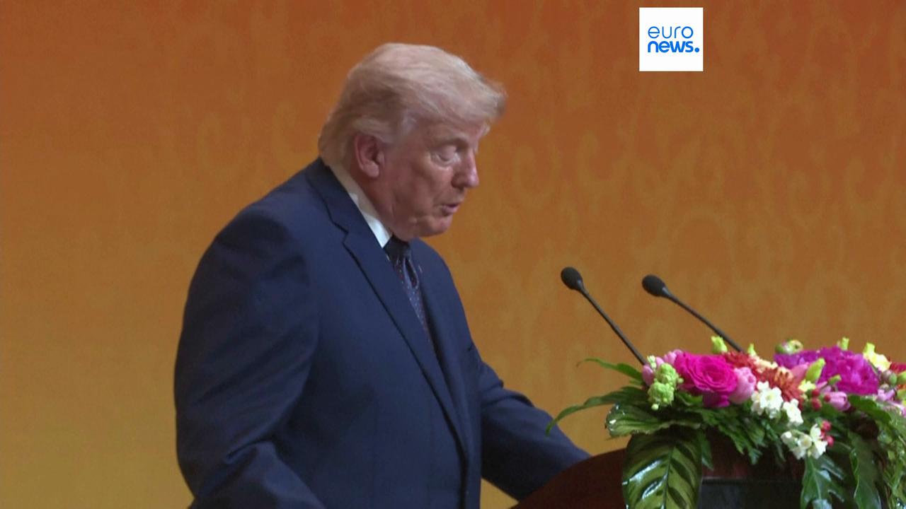Video thumbnail for Trump and Xi toast each other at Beijing banquet