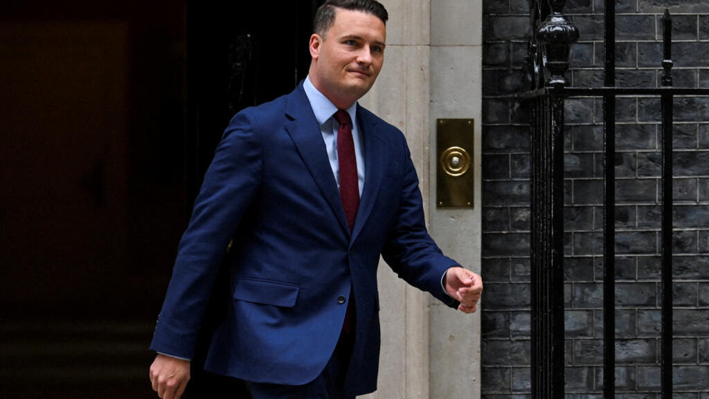 Video thumbnail for UK health secretary Wes Streeting resigns and is expected to challenge Keir Starmer's leadership