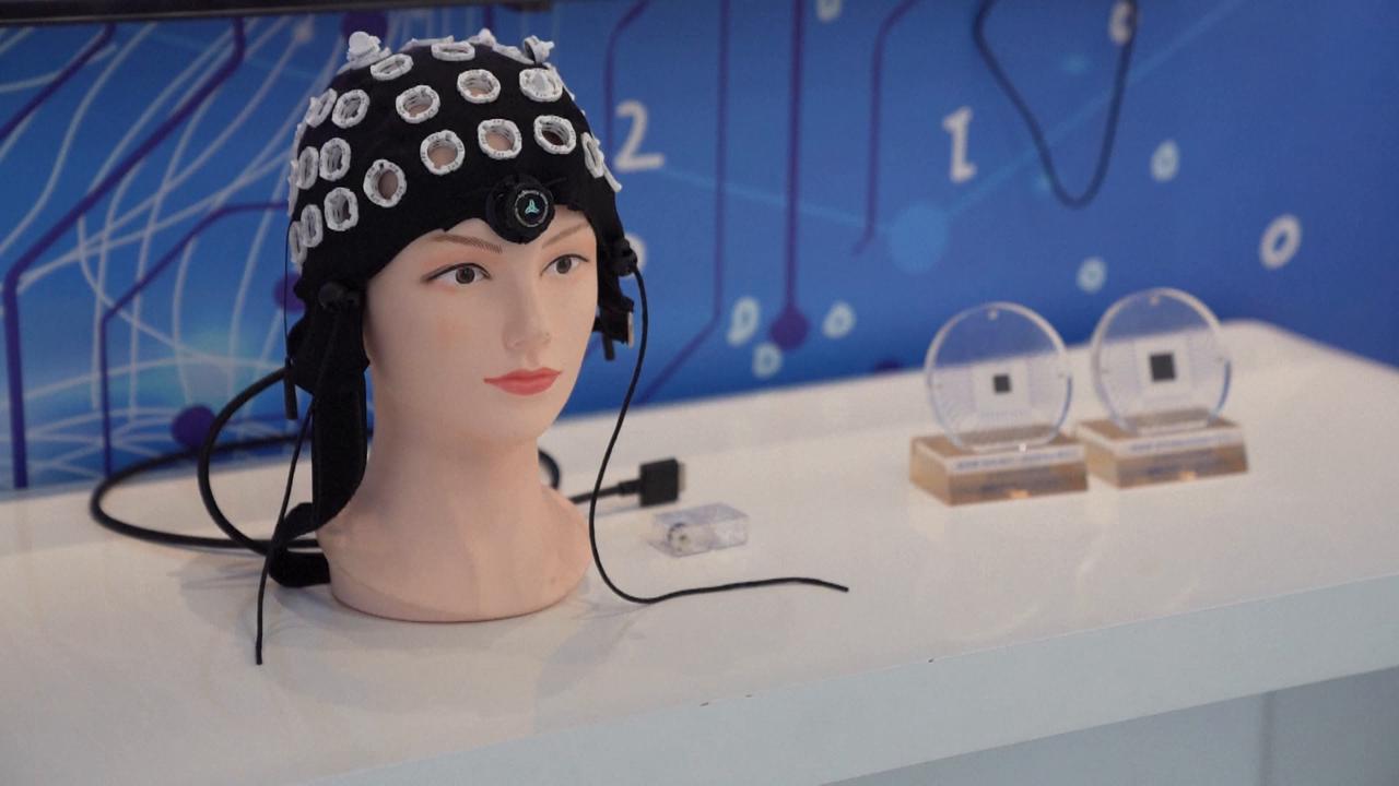 Video thumbnail for China: Chinese universities open brain-computer science and technology major.