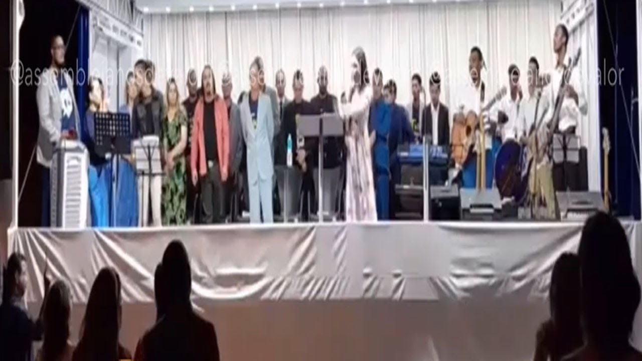 Video thumbnail for Vitória Souza reclama do tempo de pregação,  do cache, discute com pastor e abandona púlpito