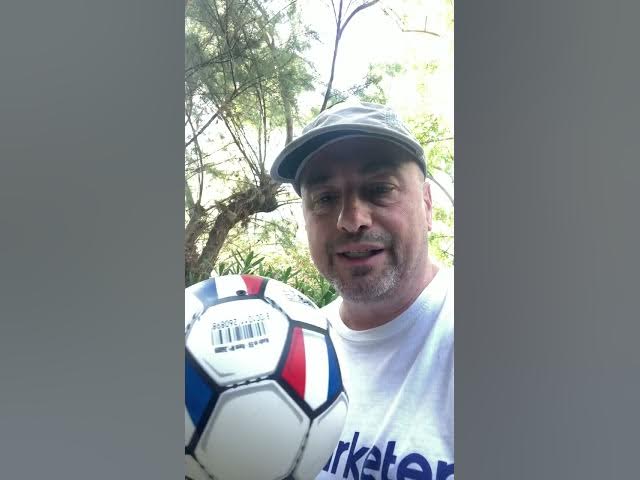 Video thumbnail for Come valorizzare un brand affermato? l’esempio del pallone da calcio Mondo