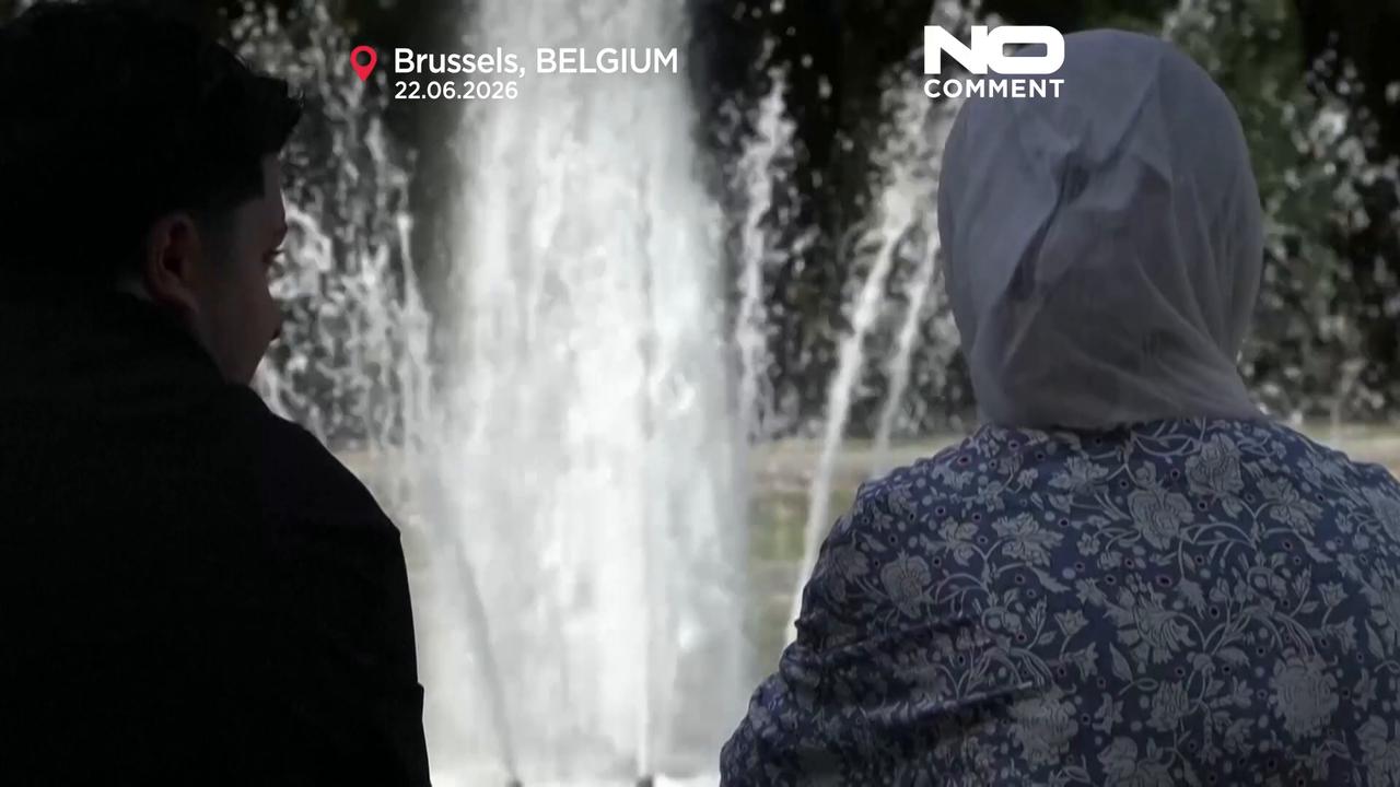 Video thumbnail for Brussels residents cool off in fountains as heatwave grips Belgium