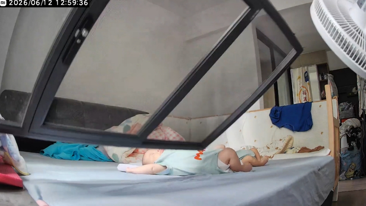 Video thumbnail for Window Screen Falls Inches from Sleeping Baby in Guangdong