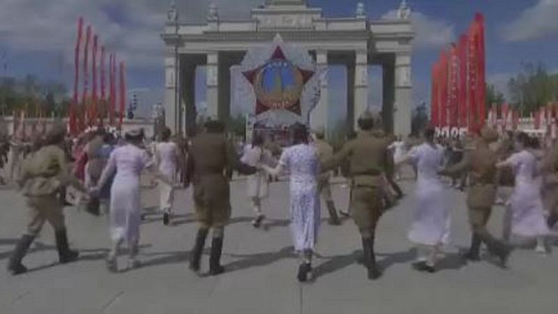 Video thumbnail for Moscow students dance to honour WWII veterans