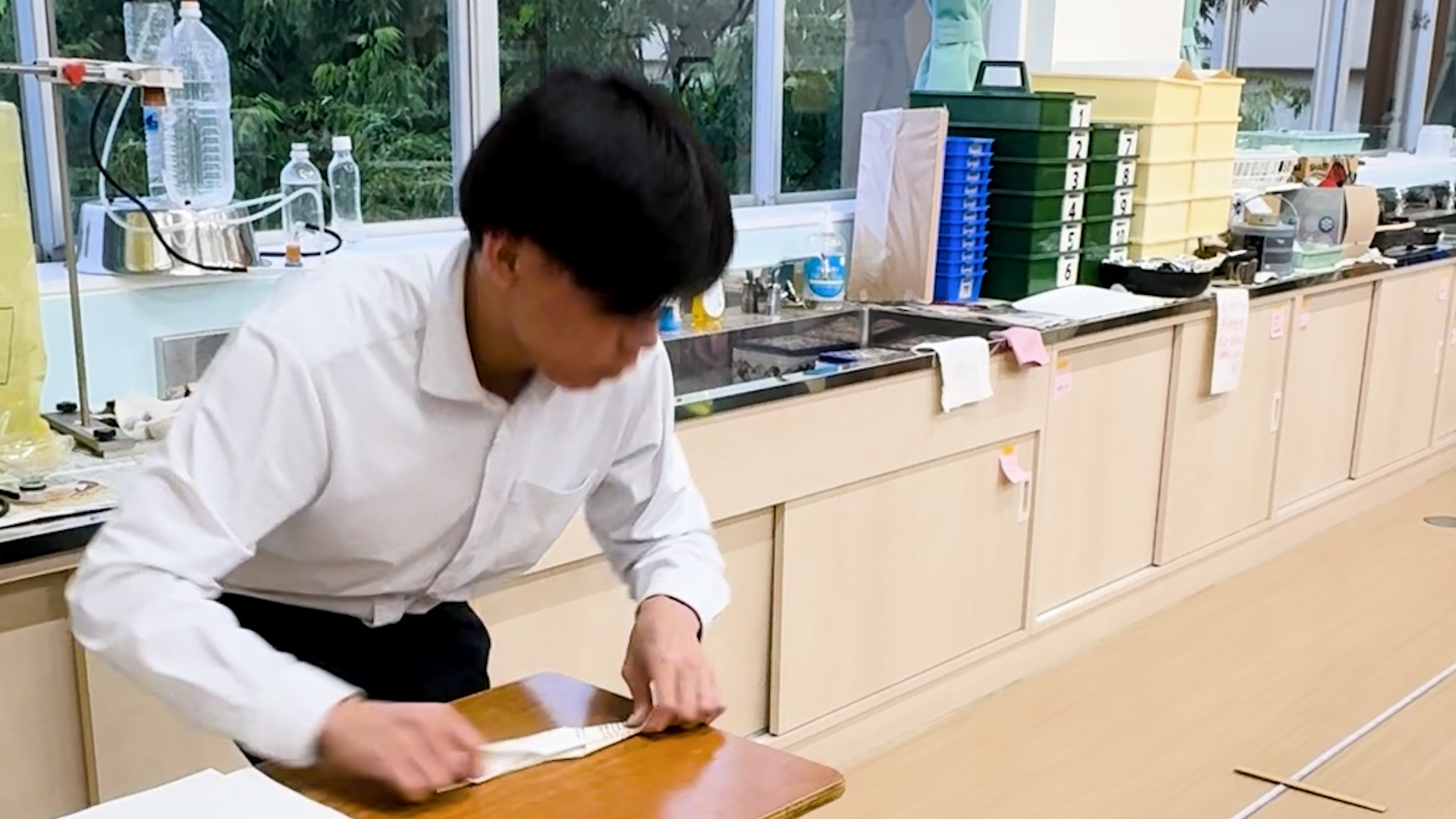 Video thumbnail for Fastest time to fold and throw a paper airplane - 4.54 seconds by Ryosuke Ito