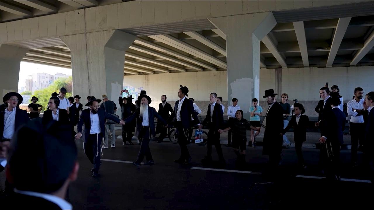 Video thumbnail for Israel: Ultra-Orthodox Jews block roads near Tel Aviv to protest mandatory military draft.