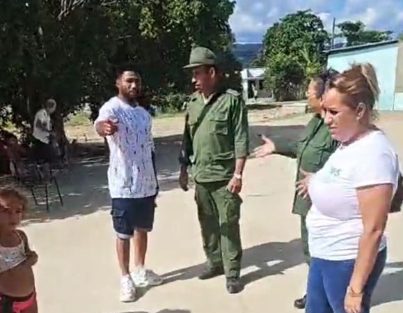 'Video thumbnail for Boxeador cubano Gamboa habla con Secretaria del partido en Guantanamo'