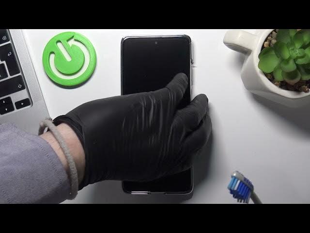 Video thumbnail for How to Clean USB Charging Port on HUAWEI P50 Pocket Using Home Tools