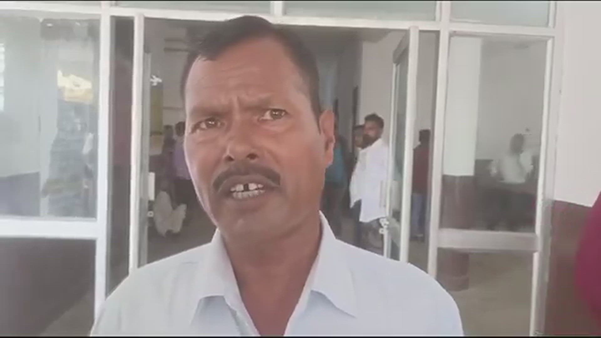 Video thumbnail for कटोरा लेकर न्याय की भीख मांगने पहुंचा फरियादी