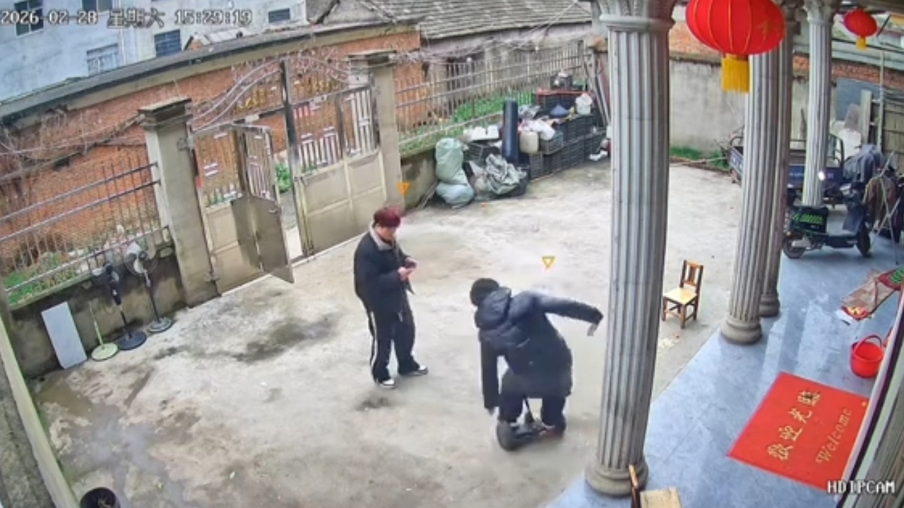 Video thumbnail for Hoverboard Fail at Shanghai Gate!