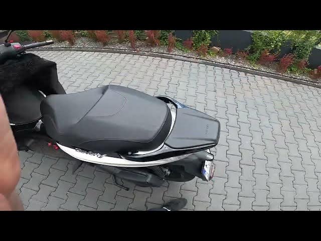 Video thumbnail for How to Open Leg Rest for Passenger in Piaggio Beverly ( 2021 – now )