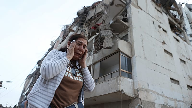 Video thumbnail for Race to rescue survivors trapped under rubble after twin quakes in Venezuela