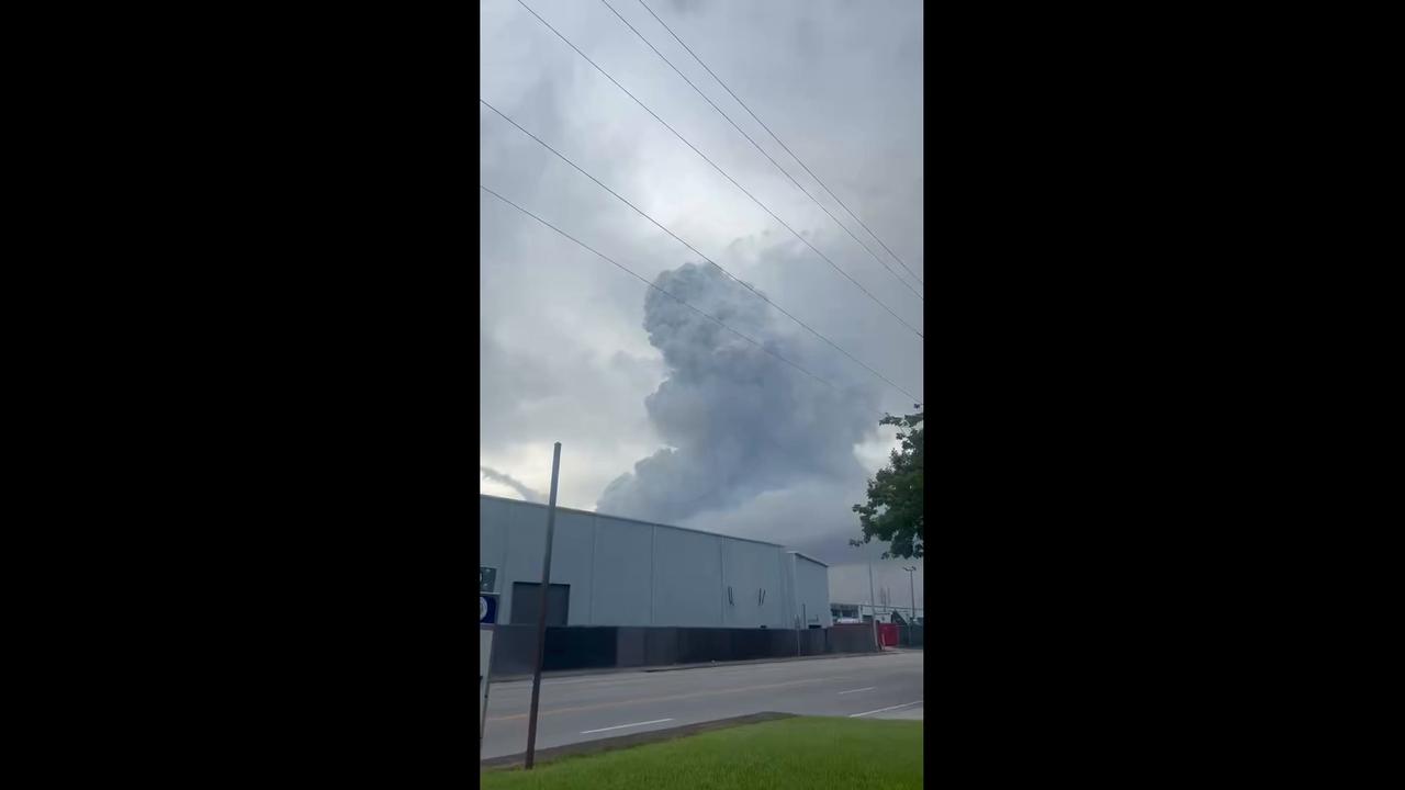 Video thumbnail for US: Massive Everglades Brush Fire Sends Towering Smoke Plume Across Miami-Dade.