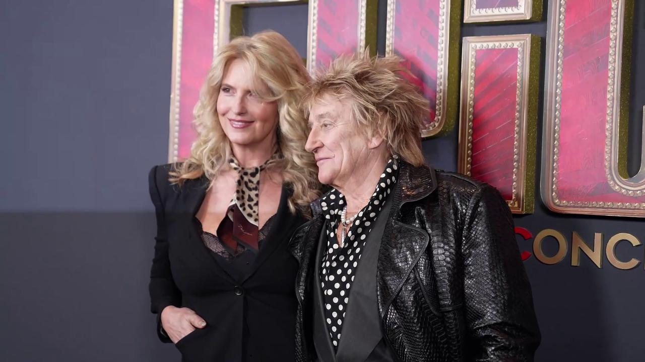 Video thumbnail for UNCAPTIONED; Rod Stewart stops concert to use oxygen tank.
