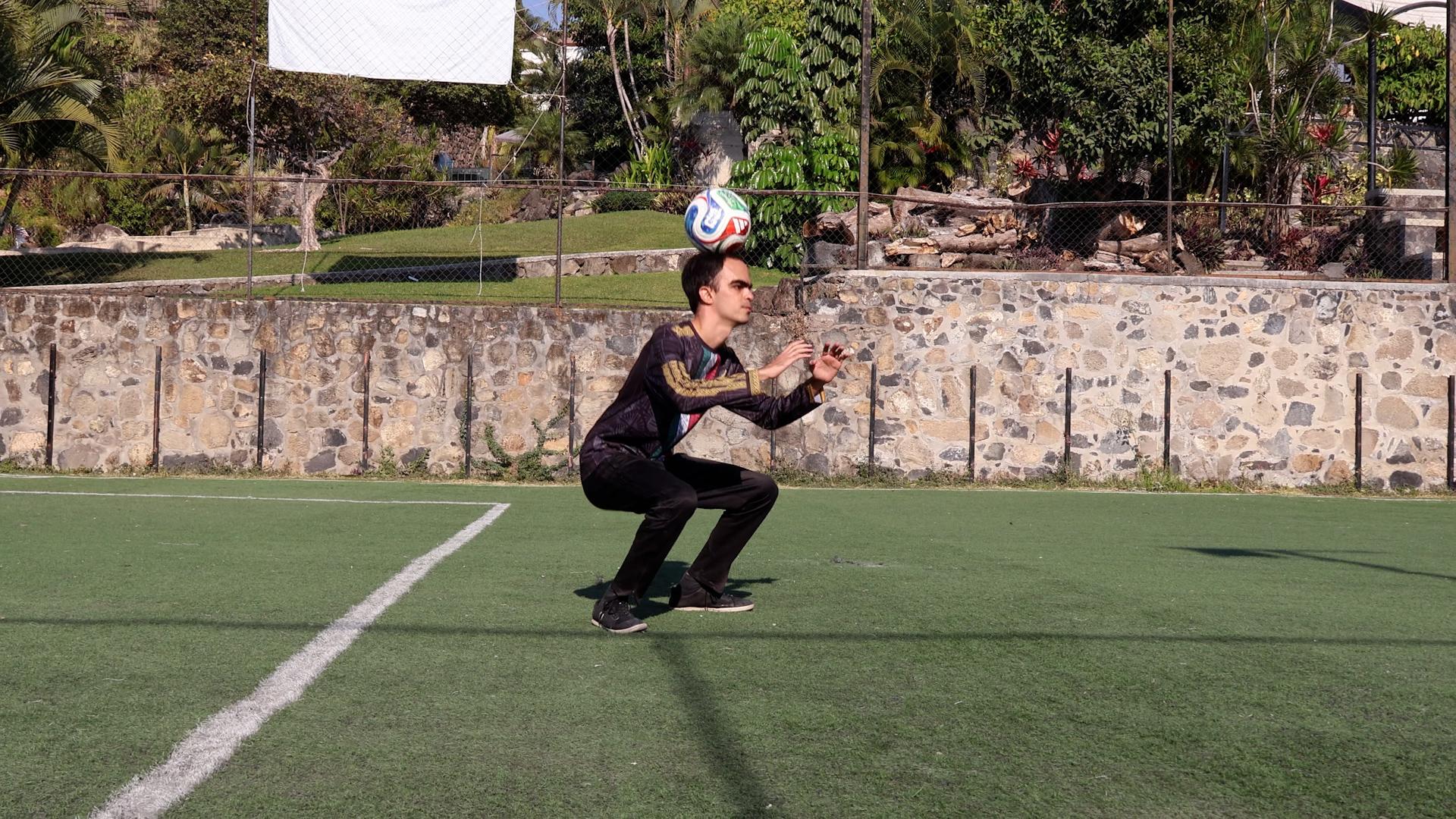 Video thumbnail for Most squats while balancing a football on the head in one minute - 40 by Erick Michel Secin Peña