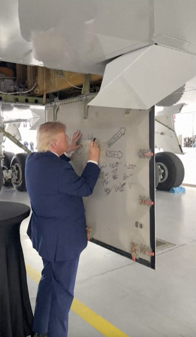Video thumbnail for Trump signs 'world's most luxurious plane' gifted by Qatar