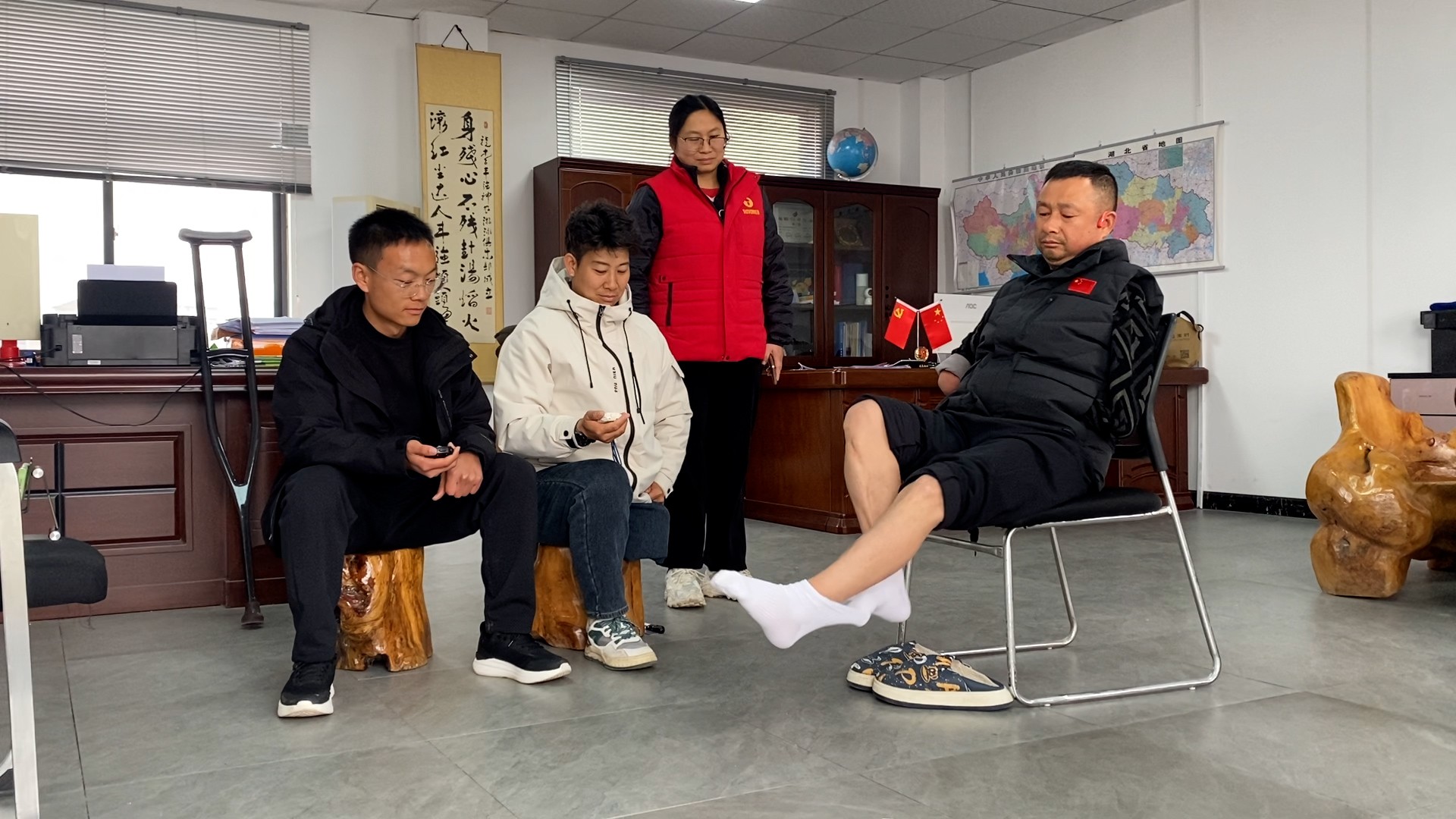 Video thumbnail for Fastest time to put on and remove a pair of socks using the feet - 25.73 seconds by Li Fengqiang
