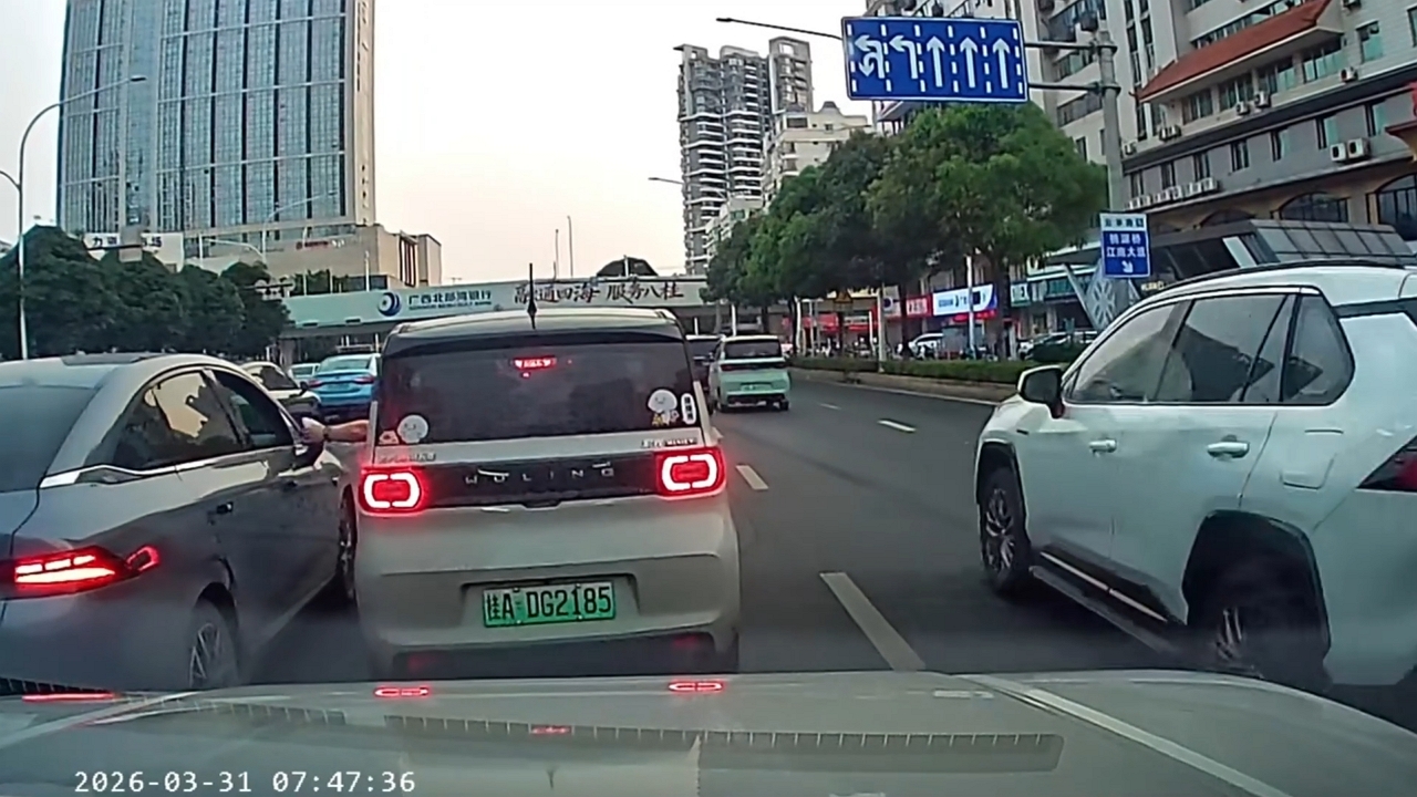 Video thumbnail for Driver Helps Fix Mirror After Fender Bender in Guangxi
