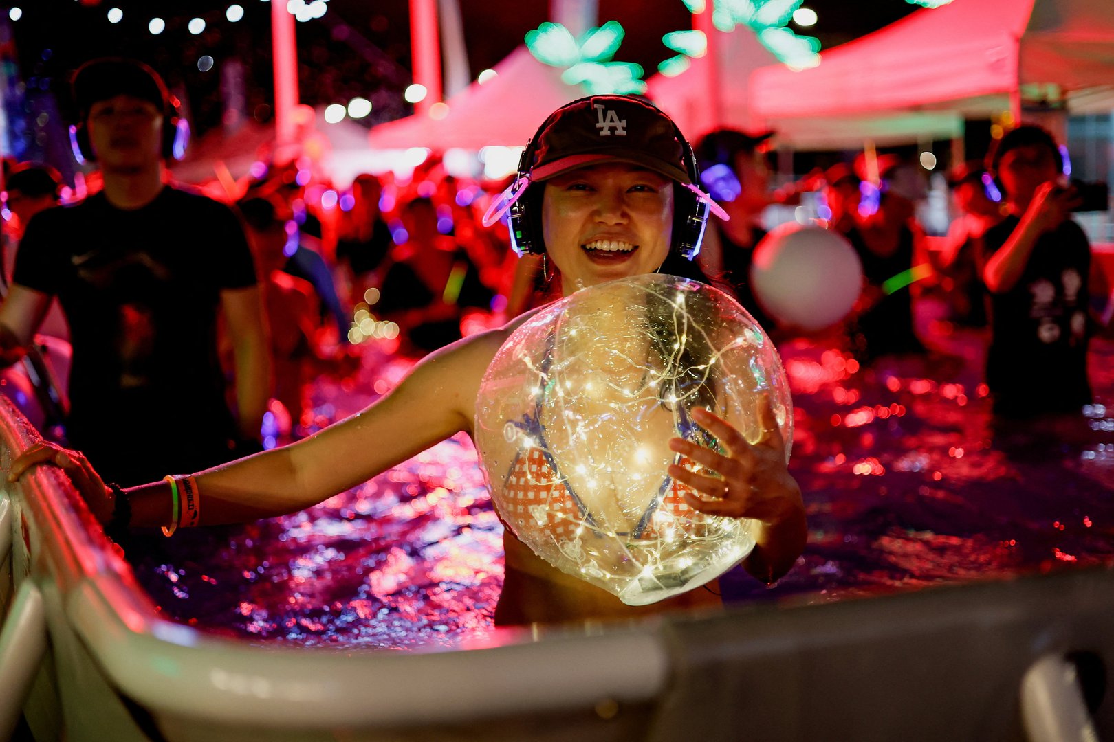 Video thumbnail for South Koreans beat the heat with ‘silent disco’ pool party