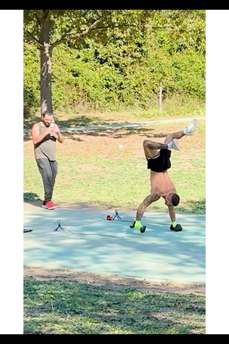 Video thumbnail for Fastest 10m walking on the hands with 5kg dumbbells - 16.71 seconds by Tommaso Sgrulletti