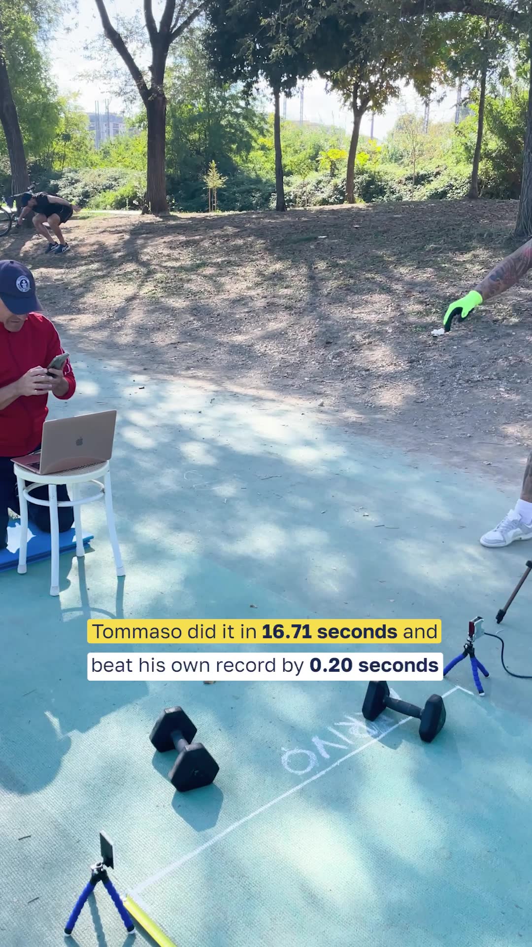 Video thumbnail for Fastest 10m walking on the hands with 5kg dumbbells - 16.71 seconds by Tommaso Sgrulletti