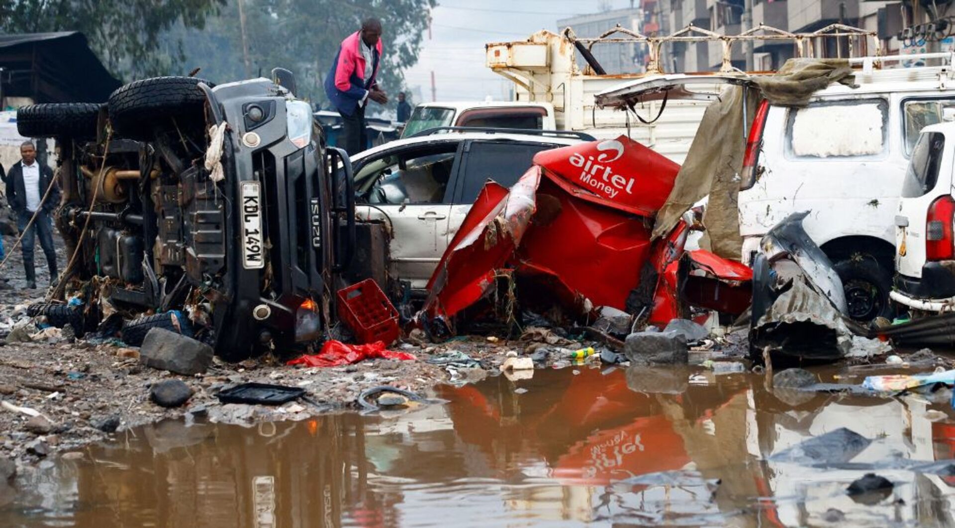 Video thumbnail for Kenya floods: Nairobi streets submerged, several people killed in torrential rains