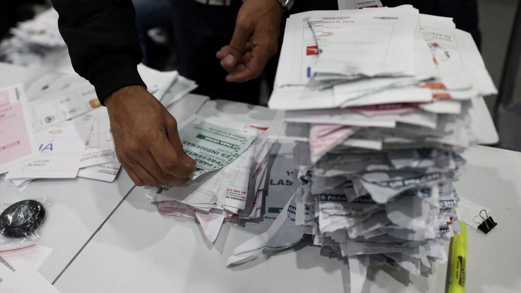 Video thumbnail for Colombia elects new divided Congress ahead of May presidential vote