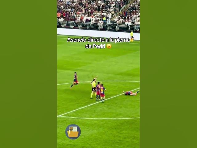 Video thumbnail for Ni lo disimula... Asencio defiende directamente pegando una patada a Pedri para defender…