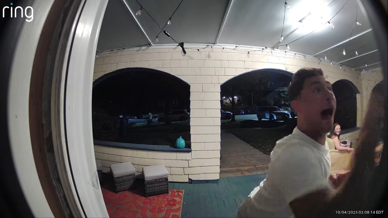 Video thumbnail for Caught on Camera: Ding Dong Ditch Prank in Columbia!
