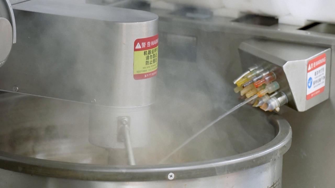 Video thumbnail for China: Robot chefs win over diners in southwest China's Sichuan.