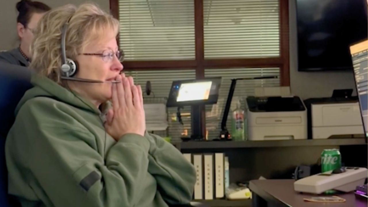 Video thumbnail for 911 Dispatcher Mom Gets Emotional When Family Surprise Her On Retirement Sign-Off Call After 31 Years