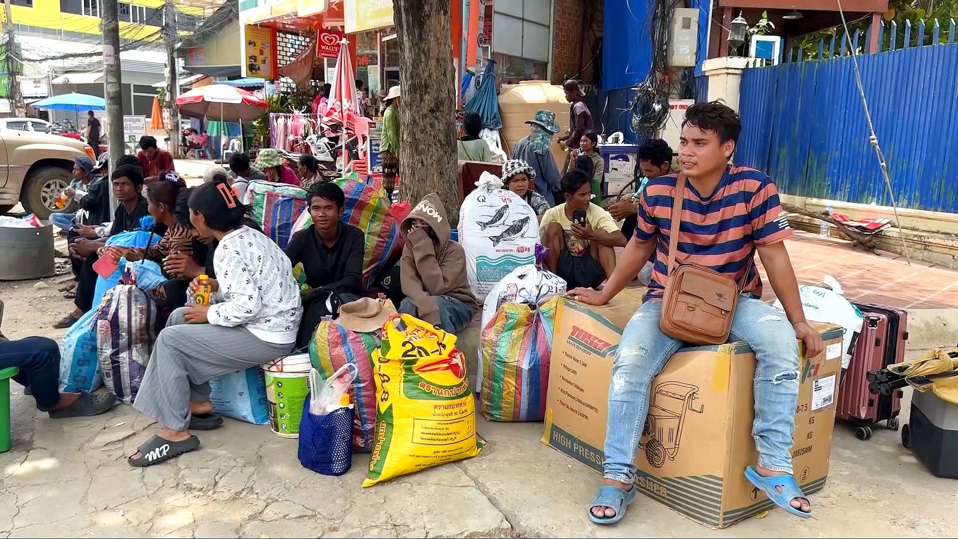 'Video thumbnail for Cambodian migrant workers flee Thailand amid border conflict fears'