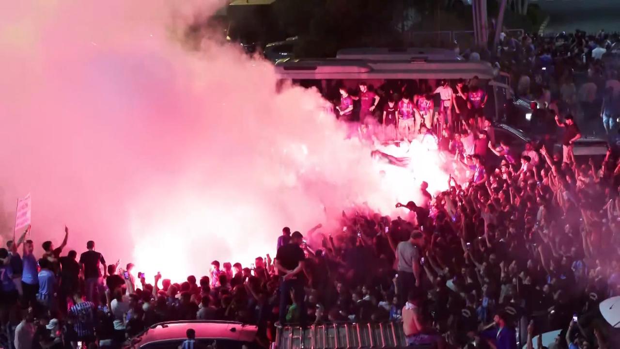 Video thumbnail for Türkiye: Mohamed Salah arrives in Trabzon for transfer talks.