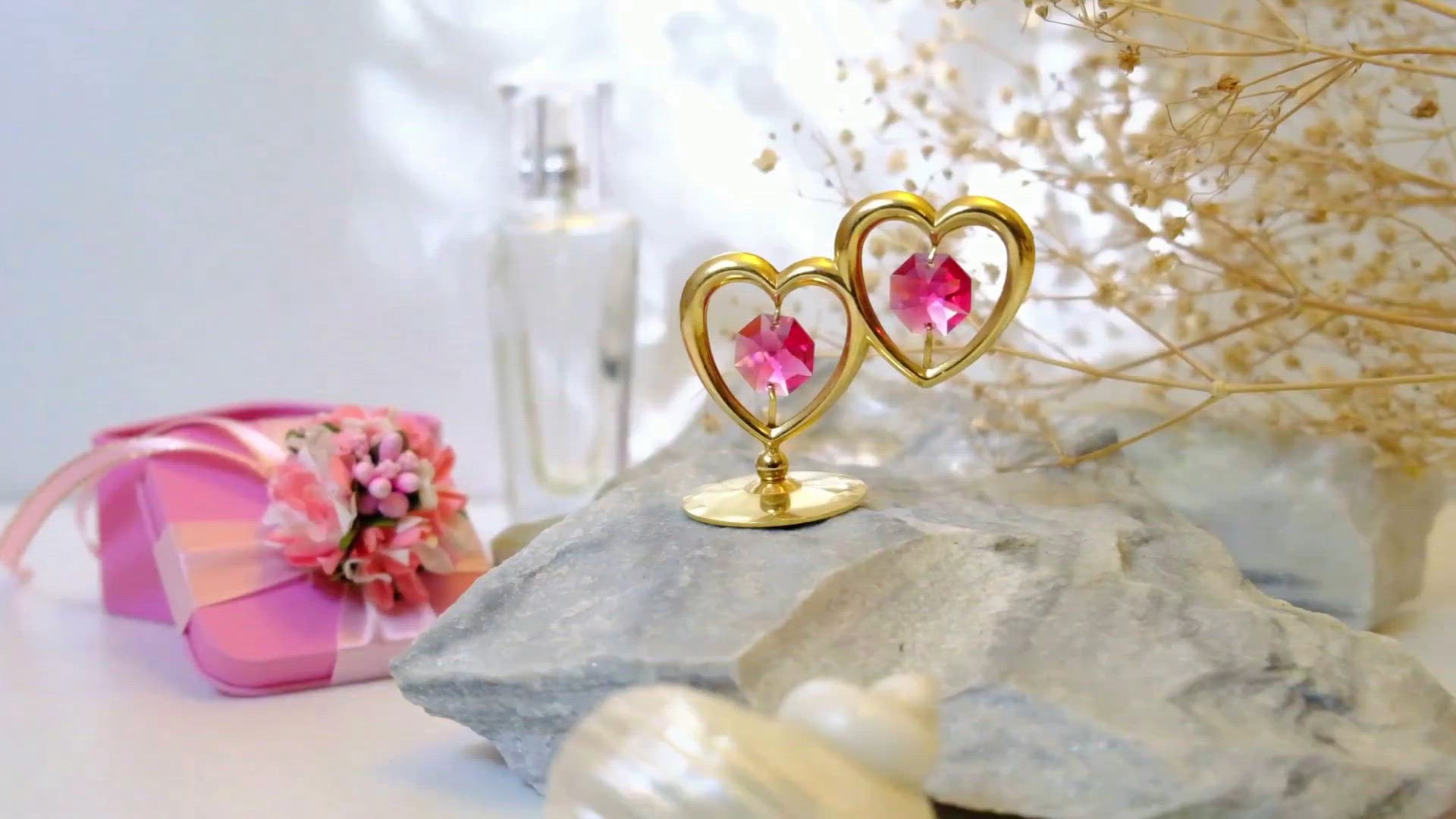 Video thumbnail for Creative ideas for memorable wedding favors guests will love