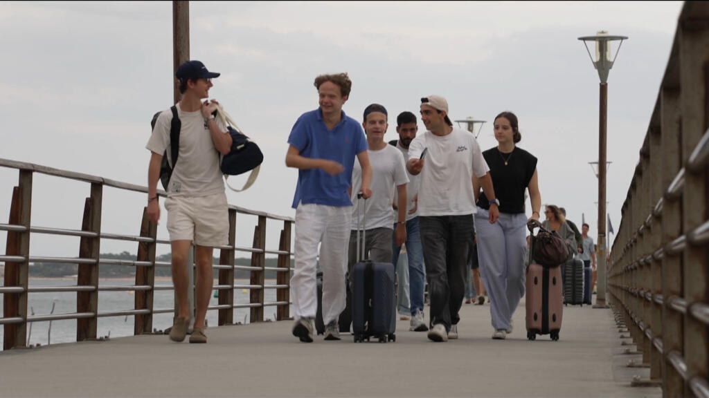 Video thumbnail for As blaze abates, tourists and locals slowly returns to France's Cap Ferret