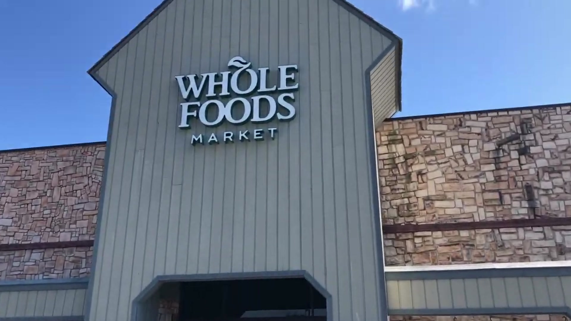 Video thumbnail for Grilled Spatchcock Chicken (COOKS FASTER. EVENLY. CRISPY SKIN ALL OVER)(720P_HD)