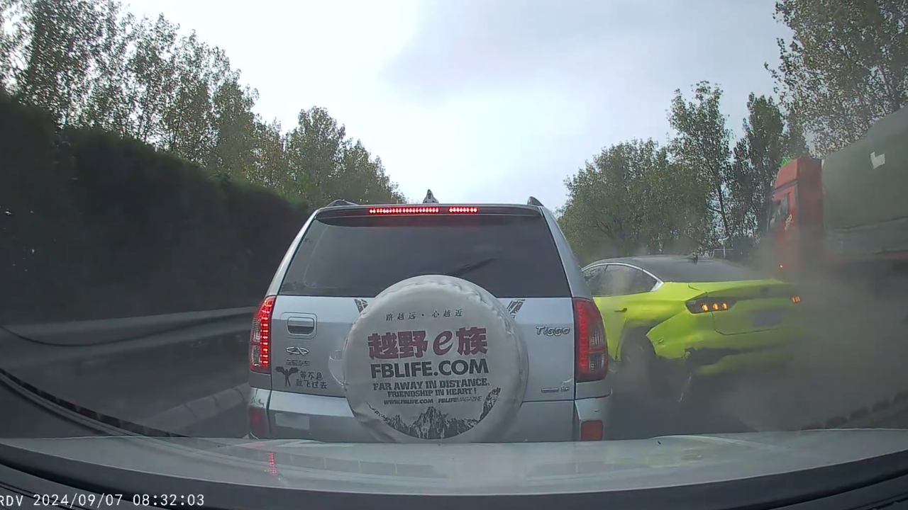 Video thumbnail for Dashcam Catches Shocking Crash in Anhui
