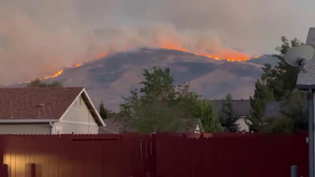 Video thumbnail for US: Fast-Moving Hawk Fire Threatens Nearly 1,000 Homes Near Reno 3.