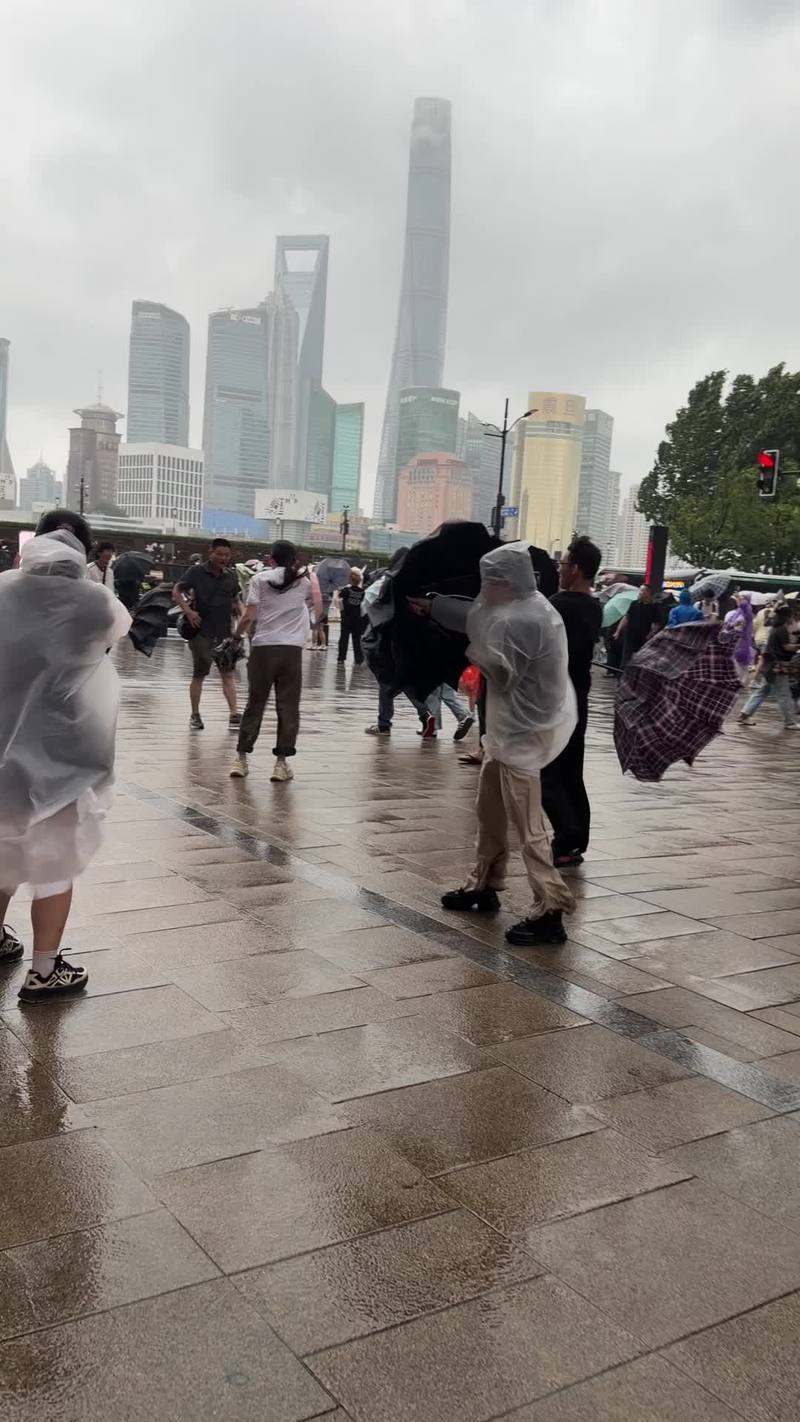 Video thumbnail for Crowds Battling Typhoon Winds on the Bund in Shanghai