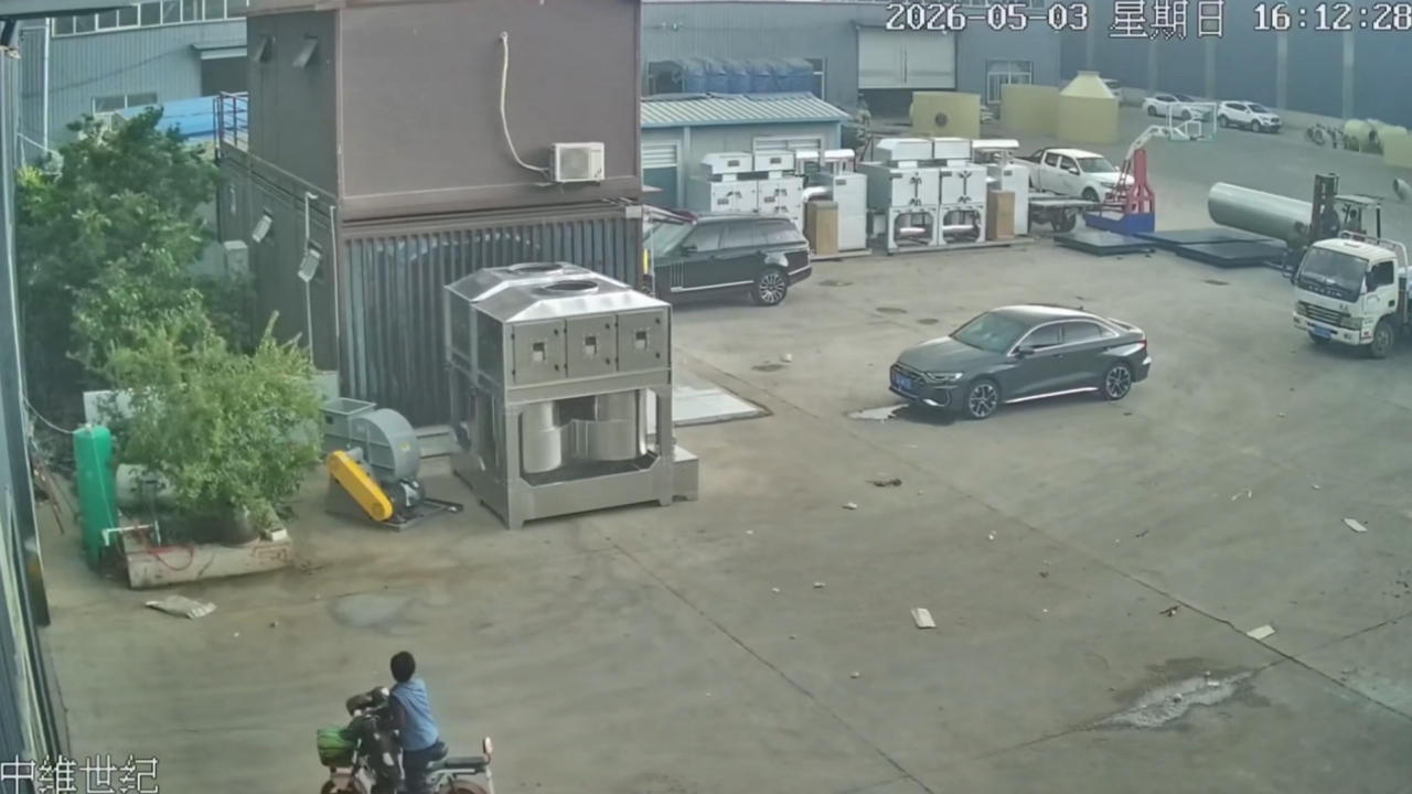 Video thumbnail for Man stops rolling steel sheet before it hits car in Jinan, Shandong, China