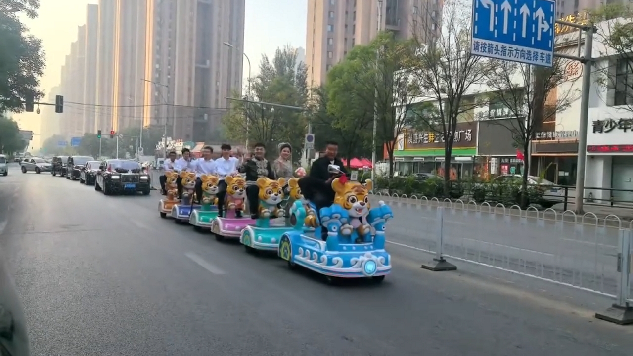 Video thumbnail for Bride and Groom Ride Kiddie Amusement Rides in Gansu Wedding Parade